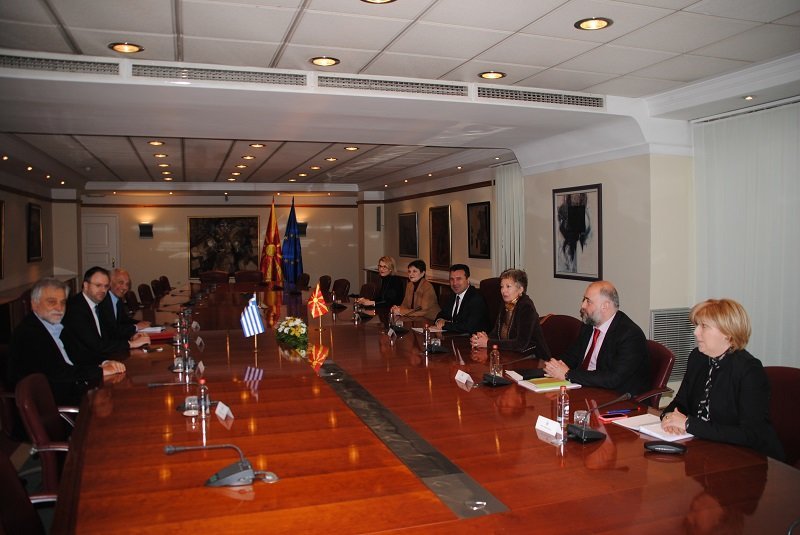 Οι αντιπροσωπείες της ΔΗΜΑΡ (αριστερά) και της κυβέρνησης Ζάεφ (δεξιά)