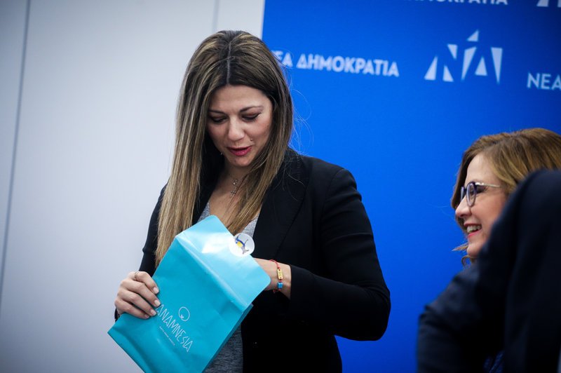 Η Σοφία Ζαχαράκη ανοίγει το δώρο που της έκανε η Μαρία Σπυράκη