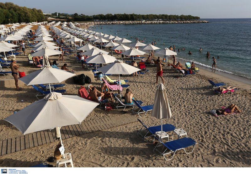 Παραλία γεμάτη με ομπρέλες / Φωτογραφία: InTime News