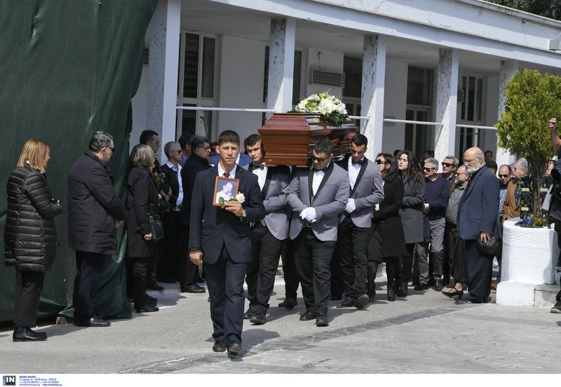 Το τελευταίο αντίο στον Βασίλη Λυριτζή [εικόνες] | iefimerida.gr 16