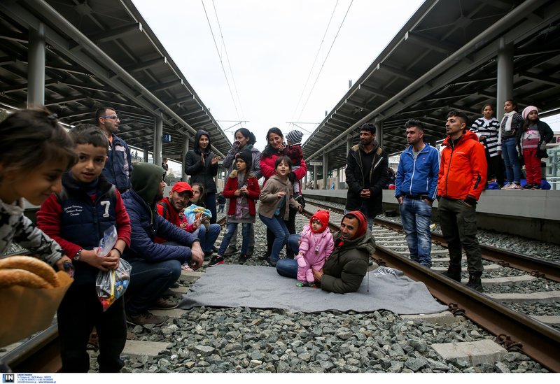 Πρόσφυγες κατέλαβαν το σταθμό Λαρίσης -Σταμάτησαν τα δρομολόγια των τρένων [εικόνες] | iefimerida.gr 4