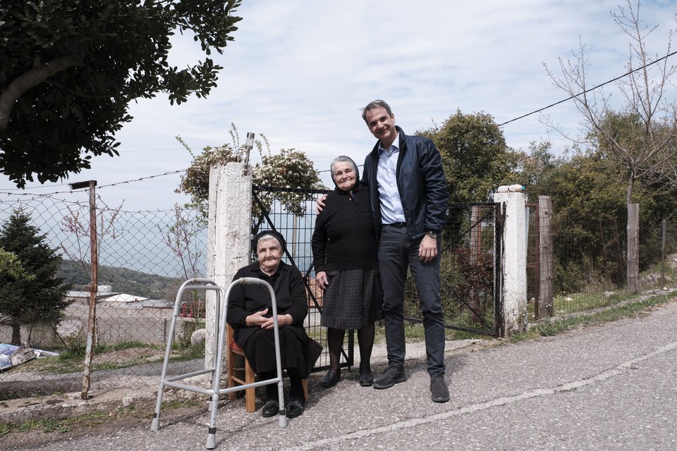 Δύο γιαγιάδες με τον κ. Μητσοτάκη