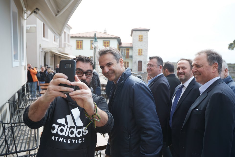 Ο πρόεδρος της ΝΔ βγάζει σέλφι με κάτοικο της περιοχής