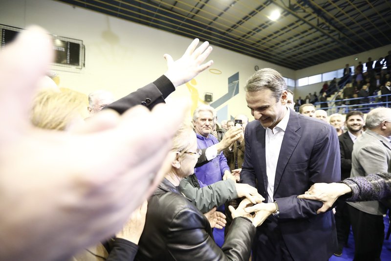 Φίλοι της ΝΔ χαιρετούν με χαμόγελα τον Κυριάκο Μητσοτάκη