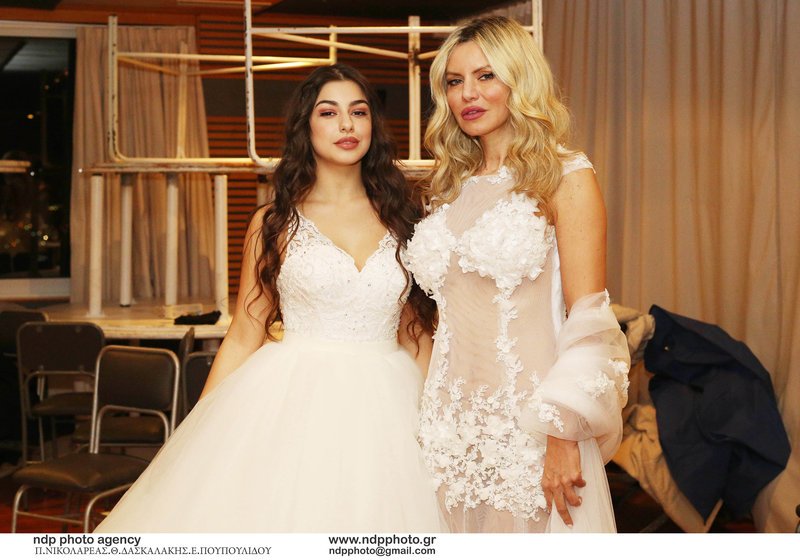 Δείτε πώς είναι η Τάρια Μπούρα σήμερα -Στην πασαρέλα με την 16χρονη κόρη της [εικόνες] | iefimerida.gr 0