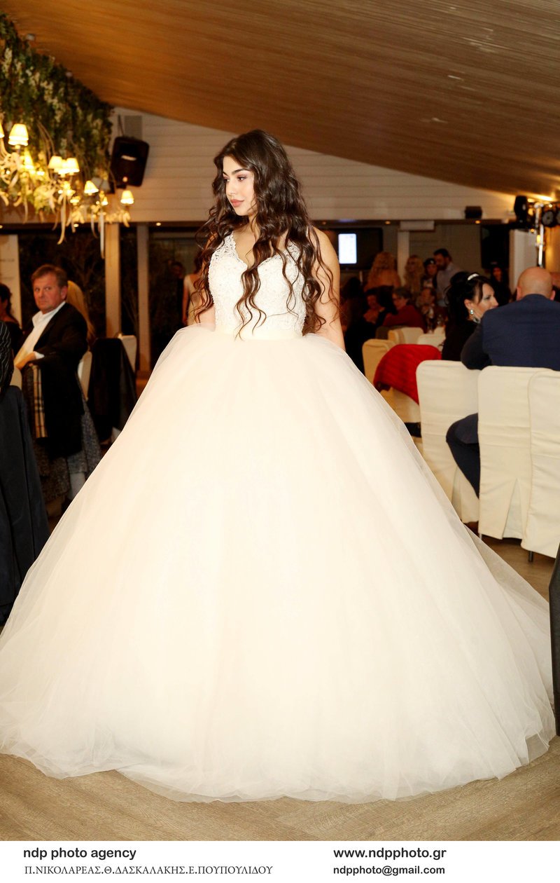 Δείτε πώς είναι η Τάρια Μπούρα σήμερα -Στην πασαρέλα με την 16χρονη κόρη της [εικόνες] | iefimerida.gr 8