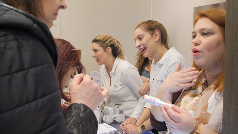 Σε πρώτο πλάνο η Γιώτα Δεμουζέ Marketing Director Frezyderm, εκπαιδεύοντας το κοινό.