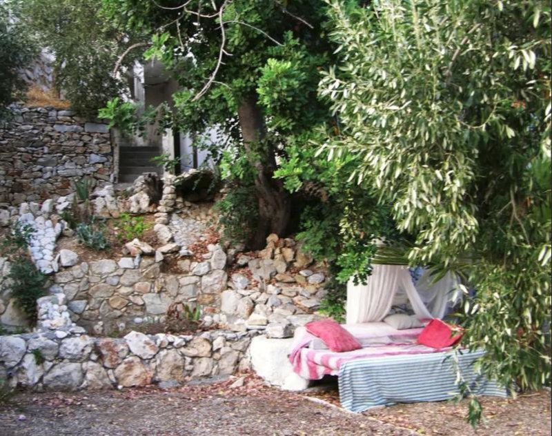 Το κρεβάτι από άλλη οπτική γωνία / Πηγή: airbnb.com