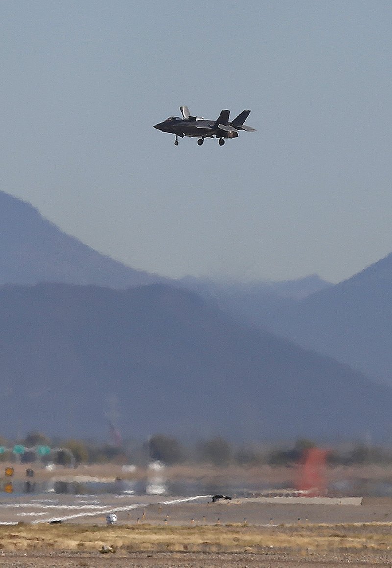 Ενα F-35 αιωρείται προτού προσγειωθεί κάθετα / Φωτογραφία: AP Images