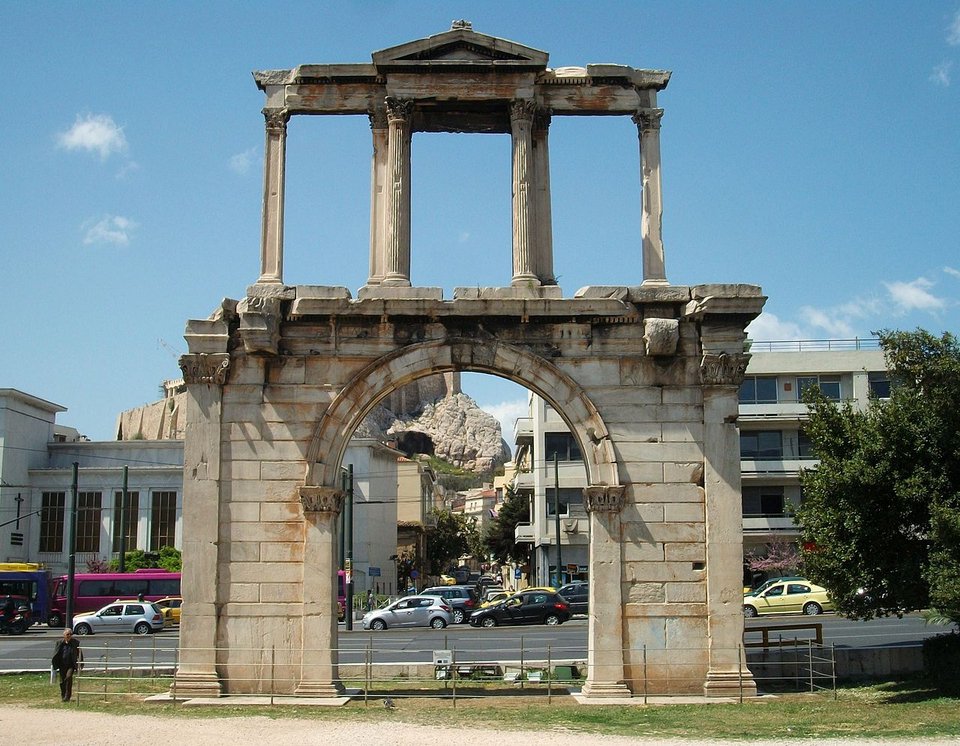 Η Πύλη του Αδριανού φωτίζεται συμβολικά με μπλε χρώμα στις 2 Απριλίου, Παγκόσμια Ημέρα για την ευαισθητοποίηση για τον αυτισμό