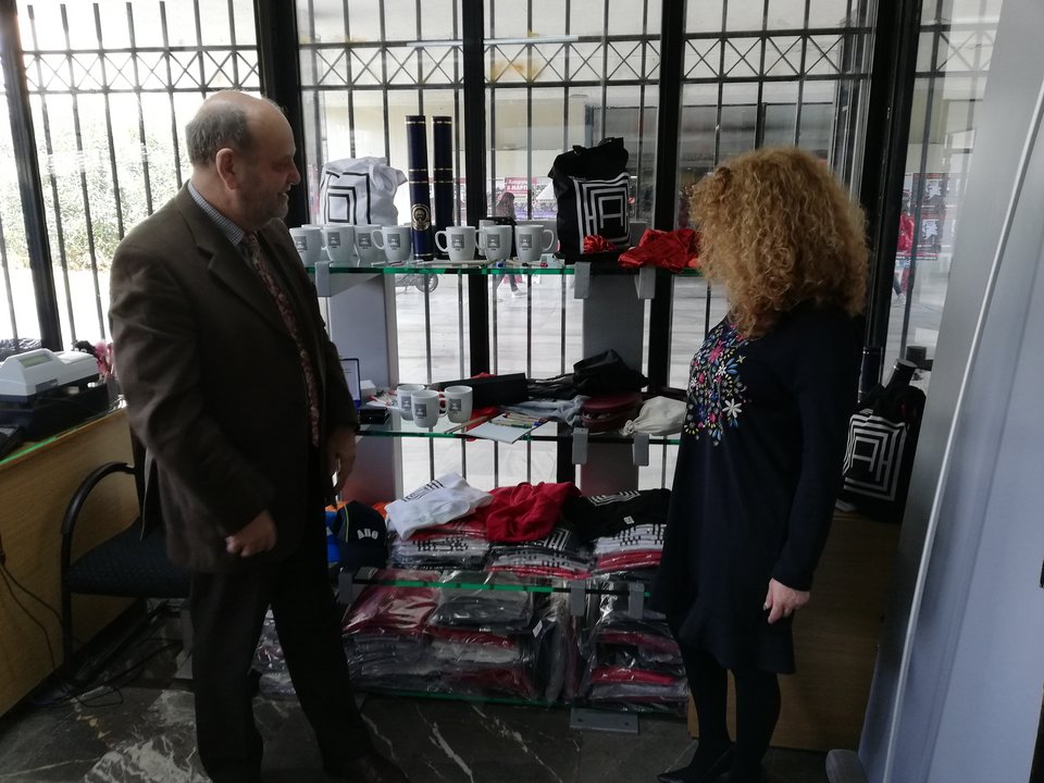 Η νέα σειρά αναμνηστικών περιλαμβάνει κούπες, υφασμάτινες τσάντες, μαντίλες, γραβάτες, καρφίτσες, σετ για κρασί, πρες παπιέ, υφασμάτινα τετράδια, στυλό, μολύβια και μπλούζες.