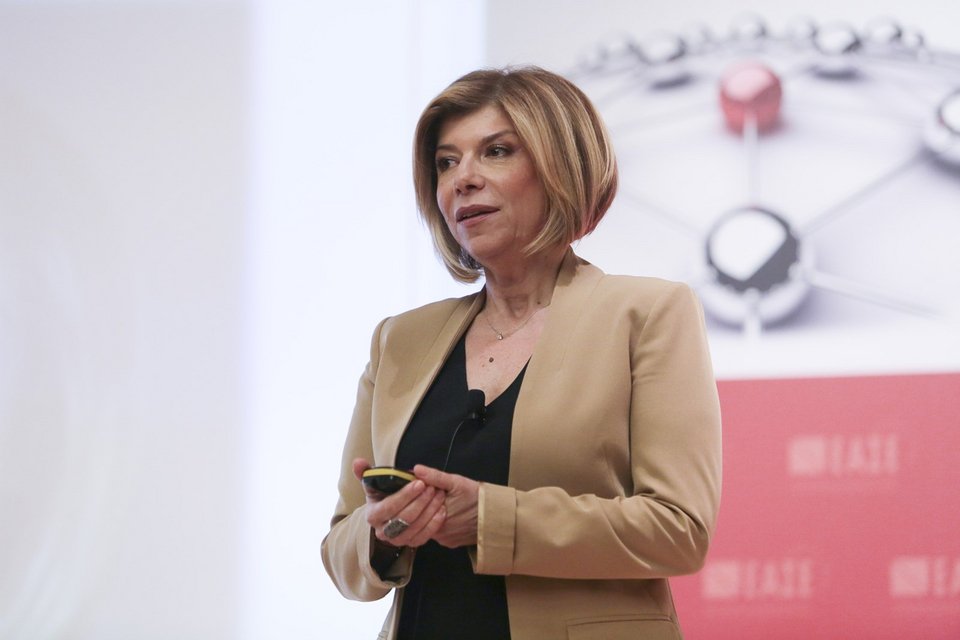 Η κα Έλενα Παπαδοπούλου Chief Officer Ανθρωπίνου Δυναμικού Ομίλου ΟΤΕ κατά τη διάρκεια της ομιλίας της