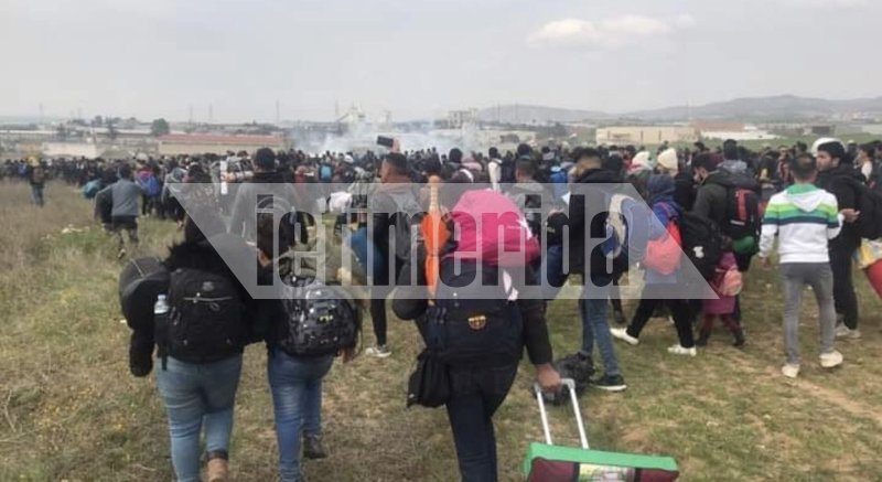 Με τα προσωπικά τους αντικείμενα σε σακ βουαγιάζ και βαλίτσες προσπαθούν να οι πρόσφυγες να φύγουν από την Ελλάδα