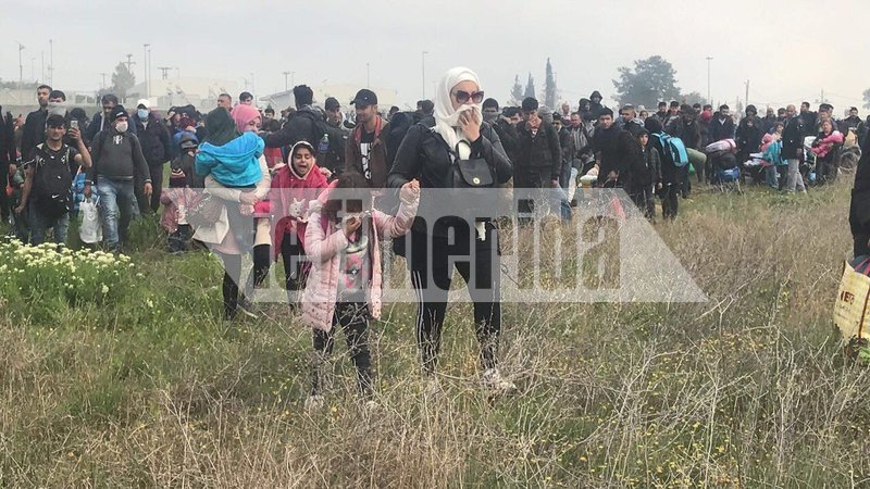 Μία μητέρα με τα παιδιά προσπαθούν να καλύψουν τα πρόσωπά τους από τα χημικά
