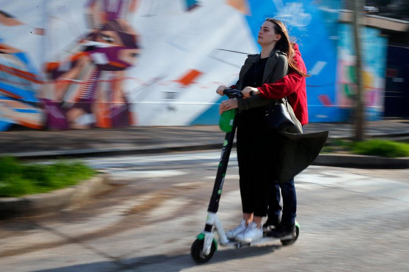 ΗΛεκτρικό πατίνι... δικάβαλο στο Παρίσι -Φωτογραφία: AP