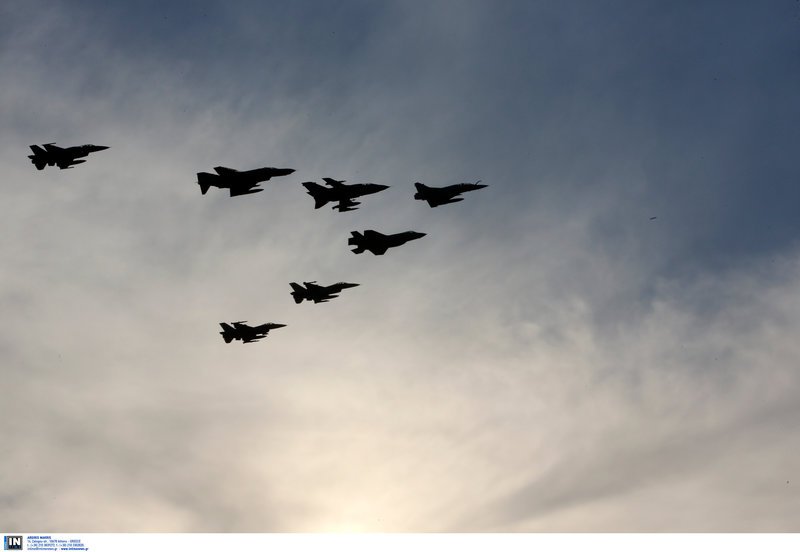 Εντυπωσιακοί σχηματισμοί μαχητικών αεροσκαφών πάνω από την Αθήνα -Φωτογραφία: Intimenews/ΚΑΠΑΝΤΑΗΣ ΔΗΜΗΤΡΗΣ
