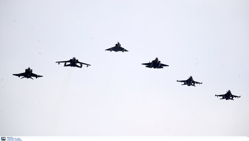 Σχηματισμοί αεροσκαφών πάνω από την Αθήνα -Φωτογραφία: Intimenews/ΚΑΠΑΝΤΑΗΣ ΔΗΜΗΤΡΗΣ
