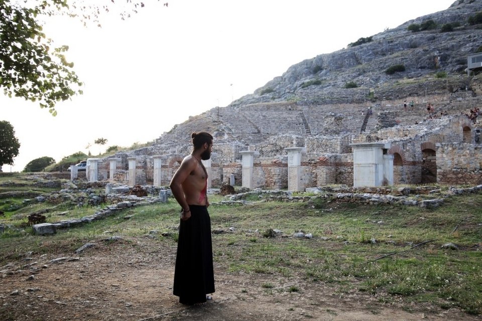 Για 3 παραστάσεις στο Θέατρο Άλφα.Ιδέα, την Τρίτη 16 Απριλίου, την Τετάρτη 17 Απριλίου και την Πέμπτη 18 Απριλίου στις 21.15.