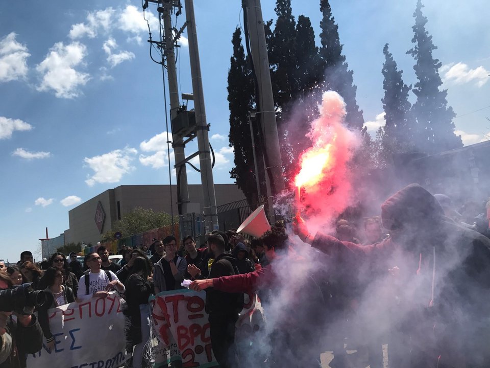 Μαθητές με καπνογόνα, φωνάζουν συνθήματα
