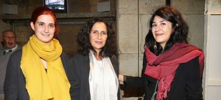 Η Μυρσίνη Μητροπάνου σε πρόφατη φωτογραφία μαζί με την μητέρα της (στο κέντρο) και την αδελφή της (δεξιά).