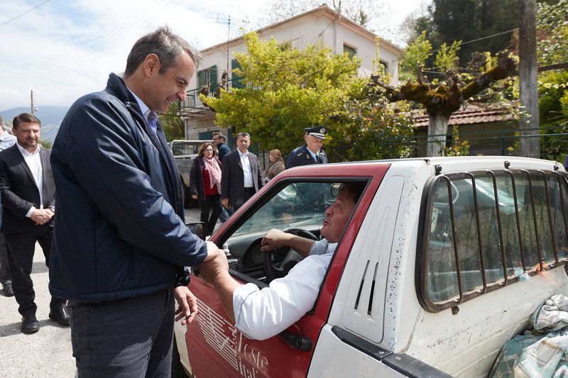 Ο Κ. Μητσοτάκης συνομιλεί με αγρότη