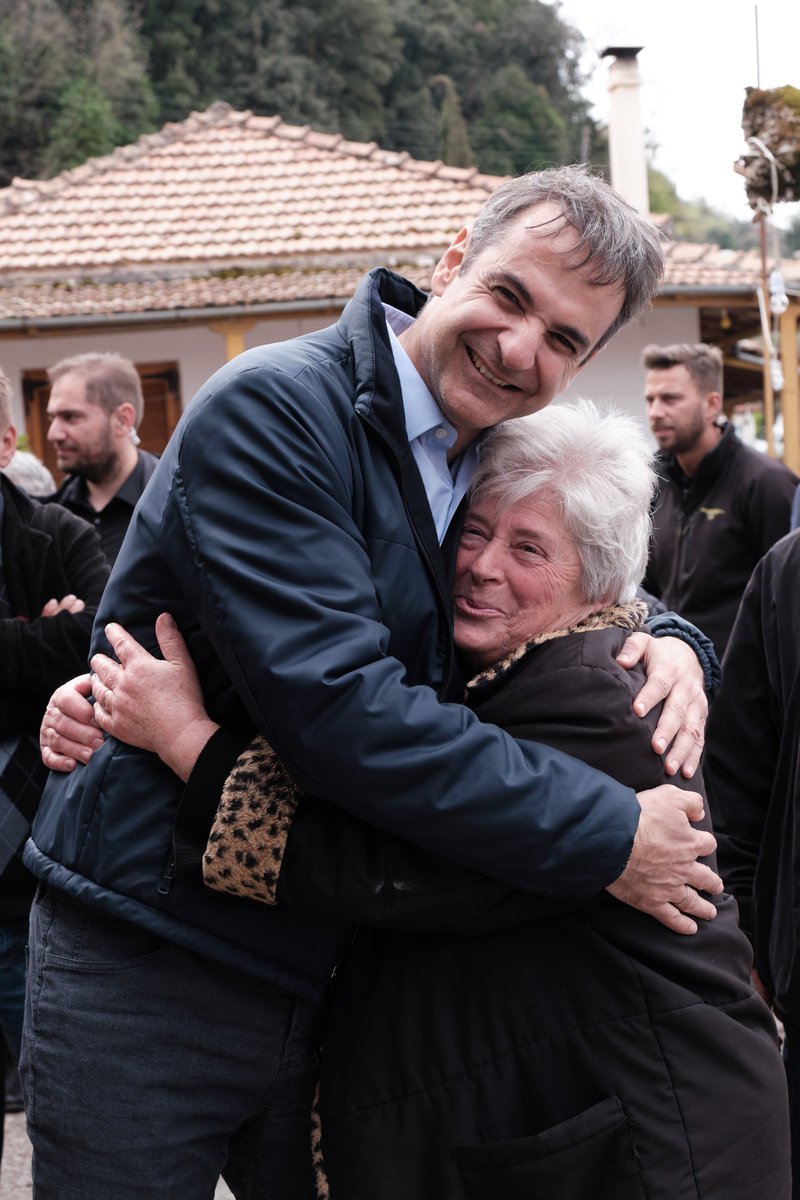 Αφοπλιστική αγκαλιά από ηλικιωμένη στον Κυριάκο Μητσοτάκη