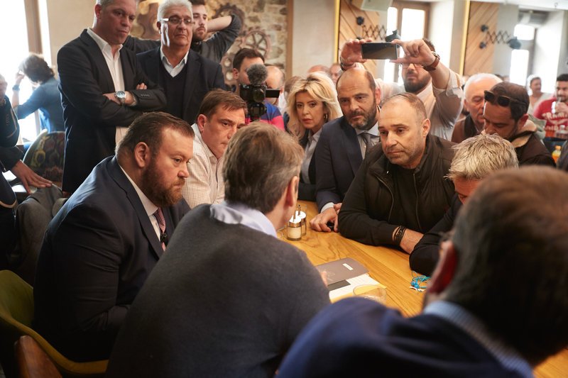 Ο πρόεδρος της ΝΔ σε καφενείο της Αιτωλοακαρνανίας συνομιλεί με κατοίκους