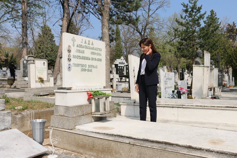 Εκπληξη: Η Περιστέρα Μπαζιάνα επισκέφθηκε τον τάφο του Αλέξη Ζορμπά στα Σκόπια [εικόνες] | iefimerida.gr 3