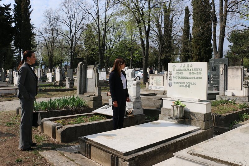 Από τα επιβεβαιωμένα γεγονότα, ο Ζορμπάς μετέβη στη γειτονική χώρα με την κόρη του Κατίνα.