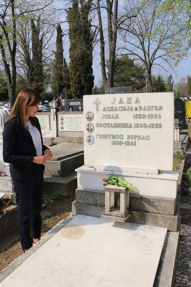Η σύζυγος του πρωθυπουργού άφησε λίγα κόκκινα λουλούδια στον τάφο του ανθρώπου που, μέσα από τις σελίδες του Καζαντζάκη, καταδείχθηκε σε παγκόσμιο σύμβολο ζωής