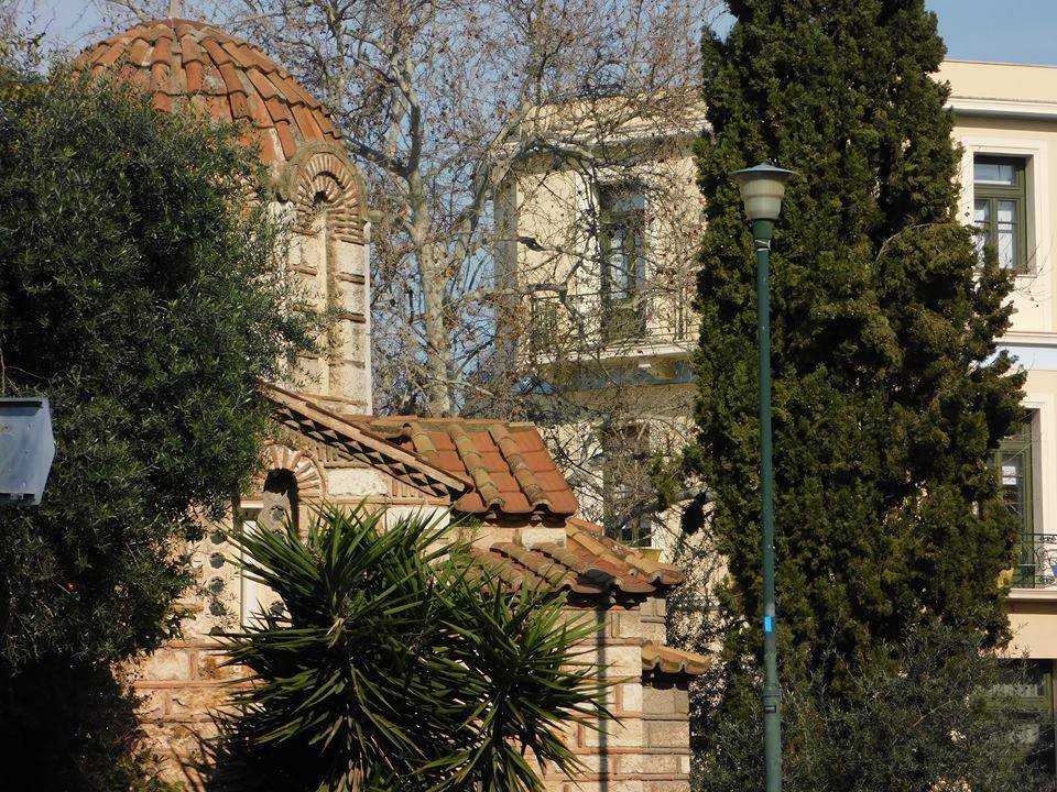 Το παράδοξο είναι ότι, ενώ νιώθει εξόριστος στην πρωτεύουσα, ο Παπαδιαμάντης γράφει για αυτήν από τα μέσα, όχι ως εξωτερικός παρατηρητής αλλά ως δικός της άνθρωπος