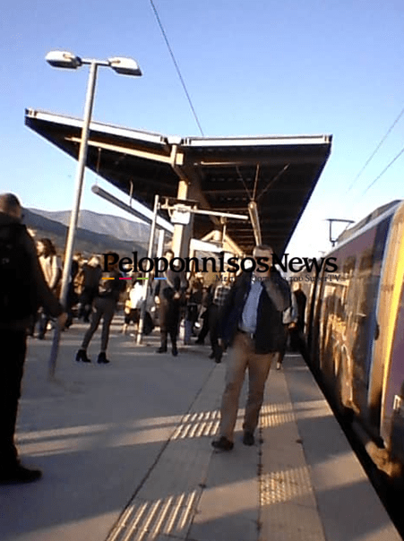 Εκτροχιάστηκε ο προαστιακός στους Αγίους Θεοδώρους -Τραυματίστηκαν πολίτες [εικόνες & βίντεο] | iefimerida.gr 0