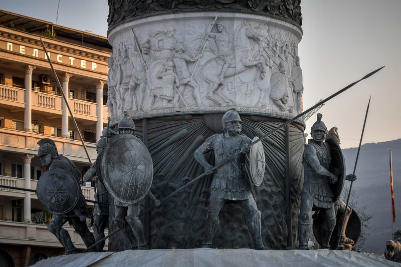 Λεπτομέρεια από μοτίβο αρχαιοπρεπούς αγάλματος στα Σκόπια -Φωτογραφία: EUROKINISSI/ΤΑΤΙΑΝΑ ΜΠΟΛΑΡΗ