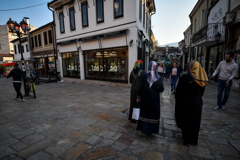 Γυναίκες με μαντήλες μουσουλμανικές στους δρόμους της πόλης των Σκοπίων -Φωτογραφία: EUROKINISSI/ΤΑΤΙΑΝΑ ΜΠΟΛΑΡΗ