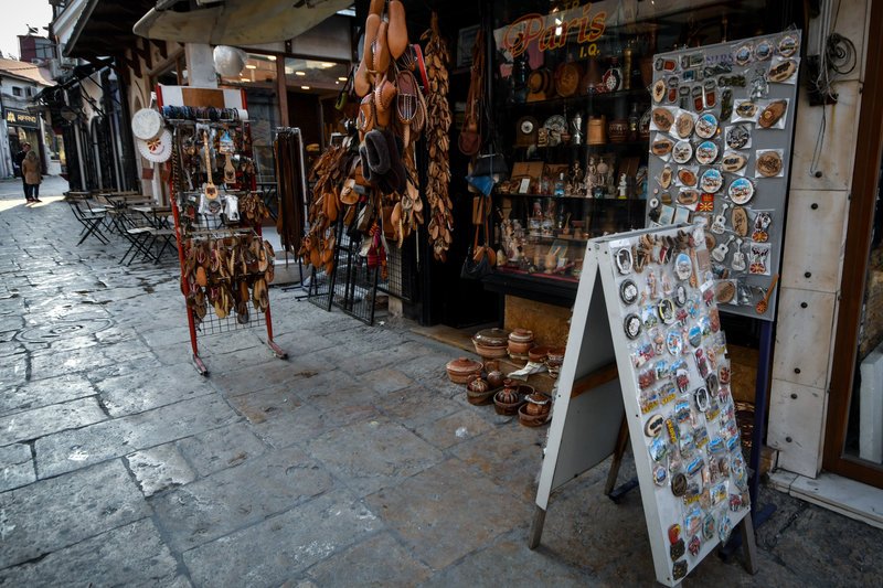 Μαγαζί με τουριστικά είδη και σανδάλια στο κέντρο των Σκοπίων -Φωτογραφία: EUROKINISSI/ΤΑΤΙΑΝΑ ΜΠΟΛΑΡΗ