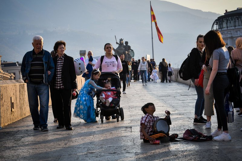 Ενα μικρό ζητιανάκι στους δρόμους των Σκοπίων -Φωτογραφία: EUROKINISSI/ΤΑΤΙΑΝΑ ΜΠΟΛΑΡΗ