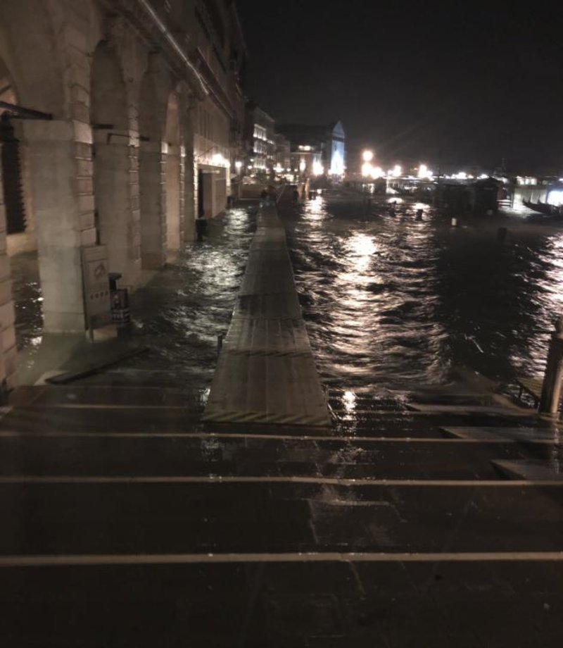 Βούλιαξε η Βενετία -Πλημμύρισε όλη η πόλη, σε ιστορικά υψηλά το νερό [εικόνες] | iefimerida.gr 0