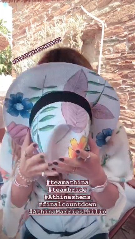 Η Αθηνά Οικονομάκου και οι φίλες της, ντυμένες ολόιδια, στο bachelorette party της [εικόνες] | iefimerida.gr 1