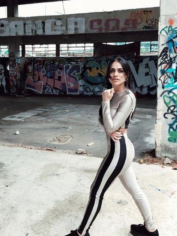 Εκραξαν άγρια την κόρη του Πανταζή -Η φωτογράφιση στις φτωχογειτονιές [εικόνες] | iefimerida.gr 4