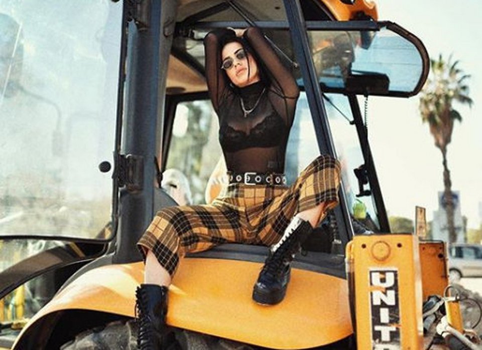 Εκραξαν άγρια την κόρη του Πανταζή -Η φωτογράφιση στις φτωχογειτονιές [εικόνες] | iefimerida.gr 7