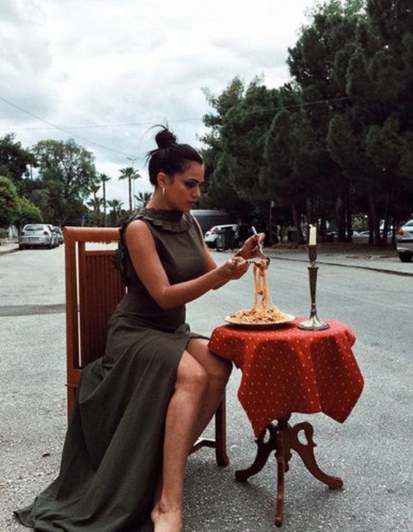 Εκραξαν άγρια την κόρη του Πανταζή -Η φωτογράφιση στις φτωχογειτονιές [εικόνες] | iefimerida.gr 6