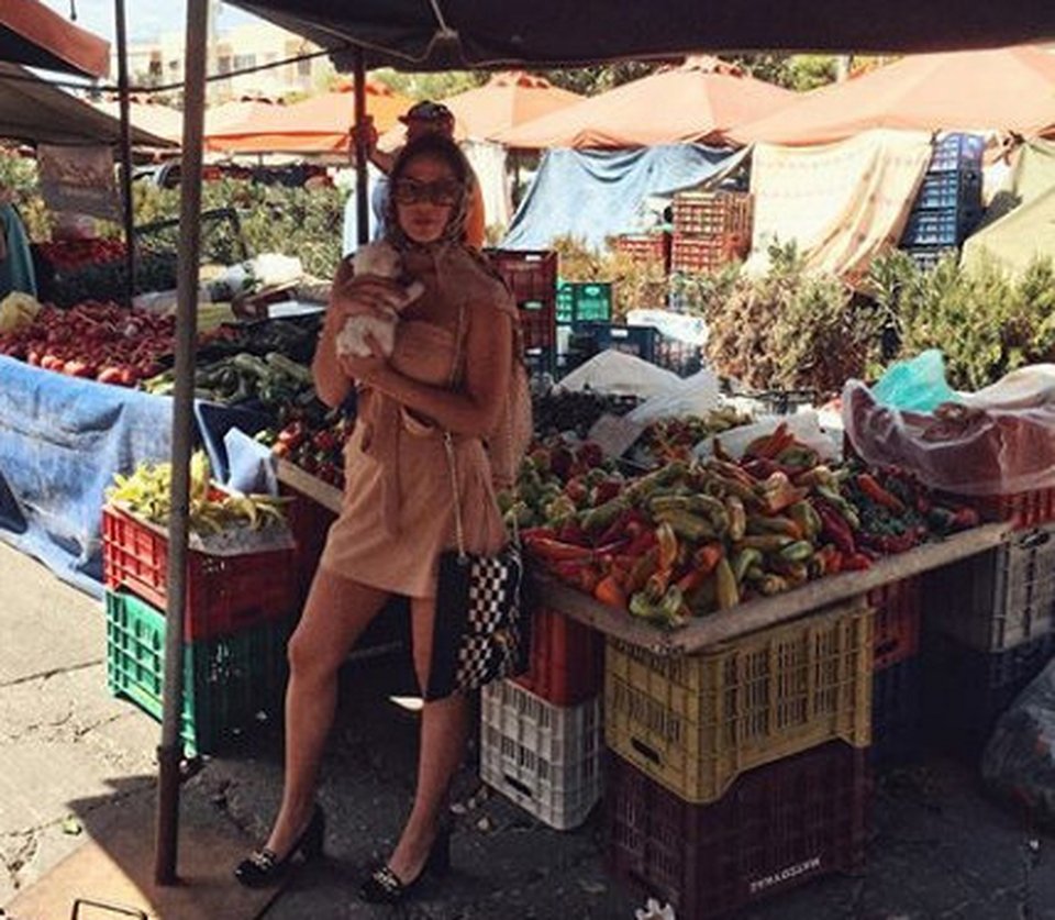 Εκραξαν άγρια την κόρη του Πανταζή -Η φωτογράφιση στις φτωχογειτονιές [εικόνες] | iefimerida.gr 5