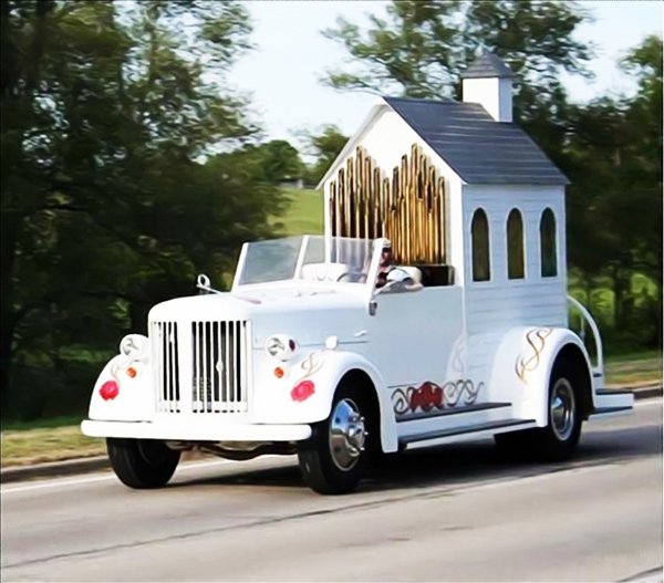 Στη μέση του δρόμου παντρεύτηκαν... στην πρώτη εκκλησία - αυτοκίνητο [εικόνες] | iefimerida.gr 1