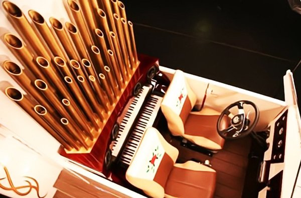 Στη μέση του δρόμου παντρεύτηκαν... στην πρώτη εκκλησία - αυτοκίνητο [εικόνες] | iefimerida.gr 0