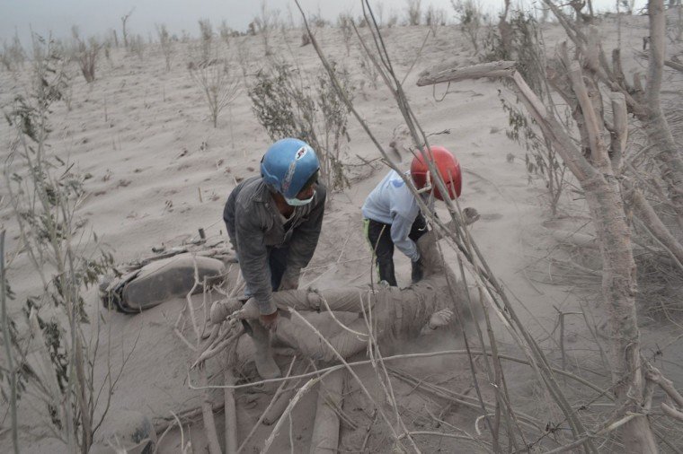 Φρίκη από την πολύνεκρη έκρηξη του ηφαιστείου στη Σουμάτρα: Ξεθάβουν νεκρούς από τη στάχτη [εικόνες] | iefimerida.gr 6