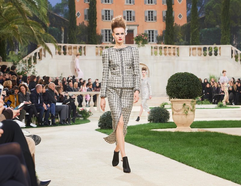 Chanel -Ο Karl Lagerfeld μόλις έδειξε το νέο φλοράλ -Τρισδιάστατα λουλούδια, φορέματα-άνθη [εικόνες[ | iefimerida.gr 29