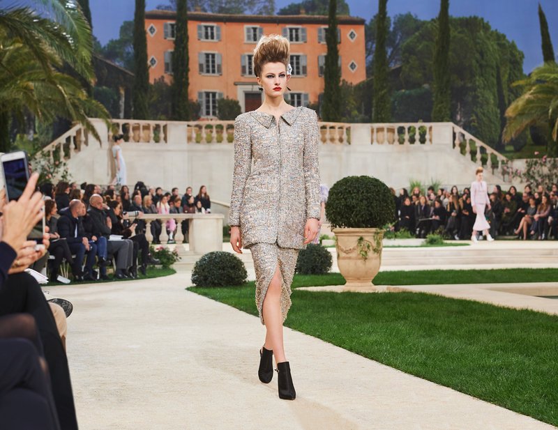 Chanel -Ο Karl Lagerfeld μόλις έδειξε το νέο φλοράλ -Τρισδιάστατα λουλούδια, φορέματα-άνθη [εικόνες[ | iefimerida.gr 30