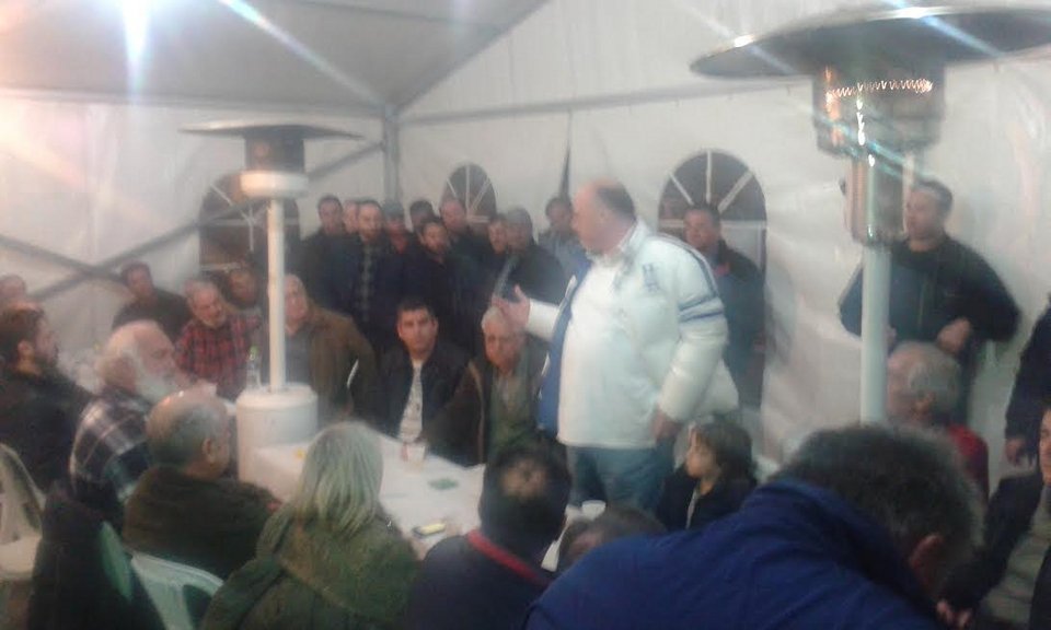 Ο Αχιλλέας Μπέος σε μπλόκο αγροτών στον Βόλο [εικόνες] | iefimerida.gr 0