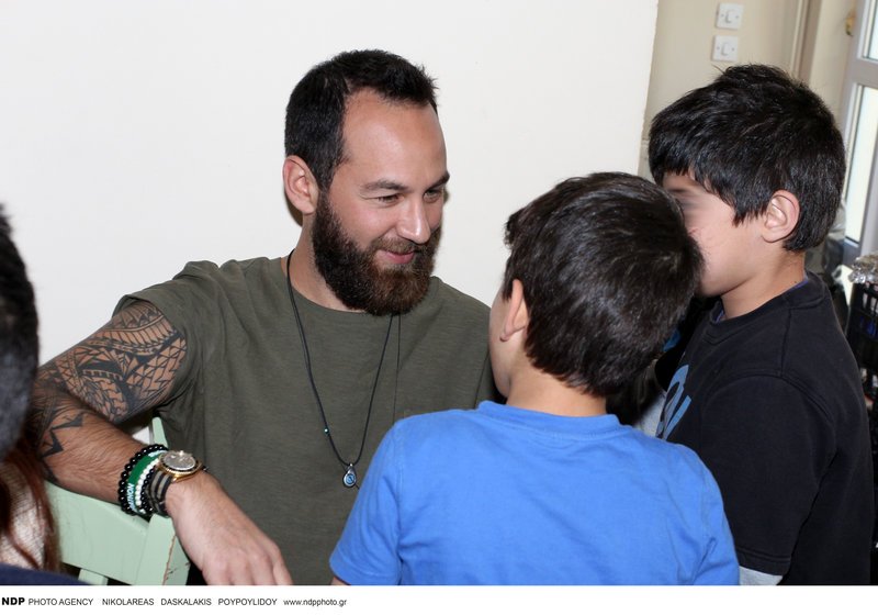 Διάσημοι και Μαχητές μοίρασαν λαμπάδες και σοκολατένια αβγά στα παιδιά του Χαμόγελου [εικόνες] | iefimerida.gr 0