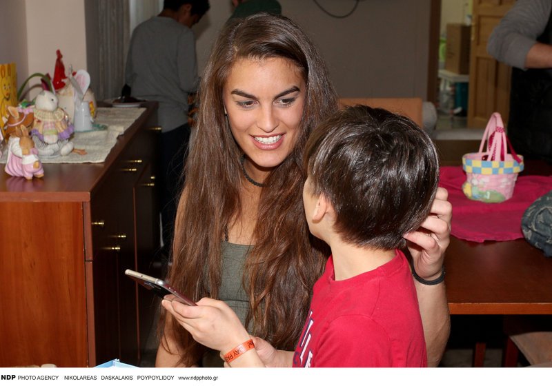 Διάσημοι και Μαχητές μοίρασαν λαμπάδες και σοκολατένια αβγά στα παιδιά του Χαμόγελου [εικόνες] | iefimerida.gr 4